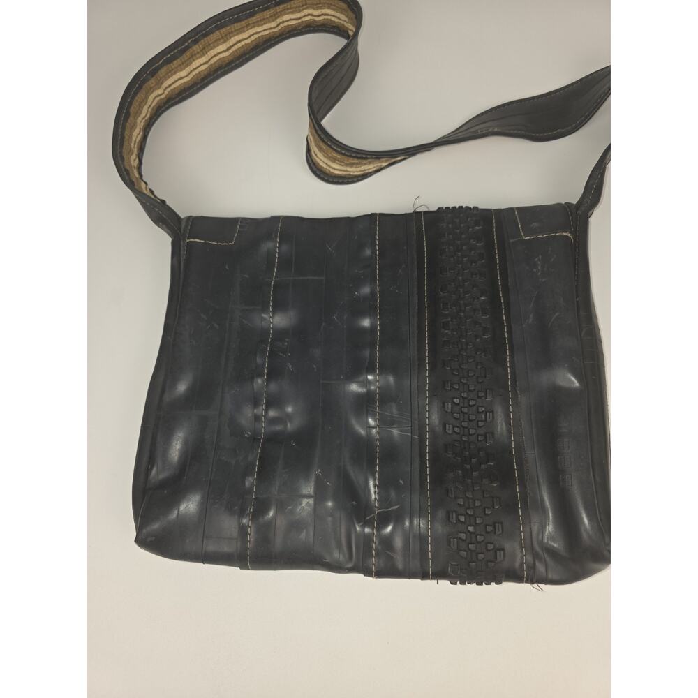 Totally Tubular Design Upcycled Bicycle Inner Tube Messenger Bag - Picture 8 of 14